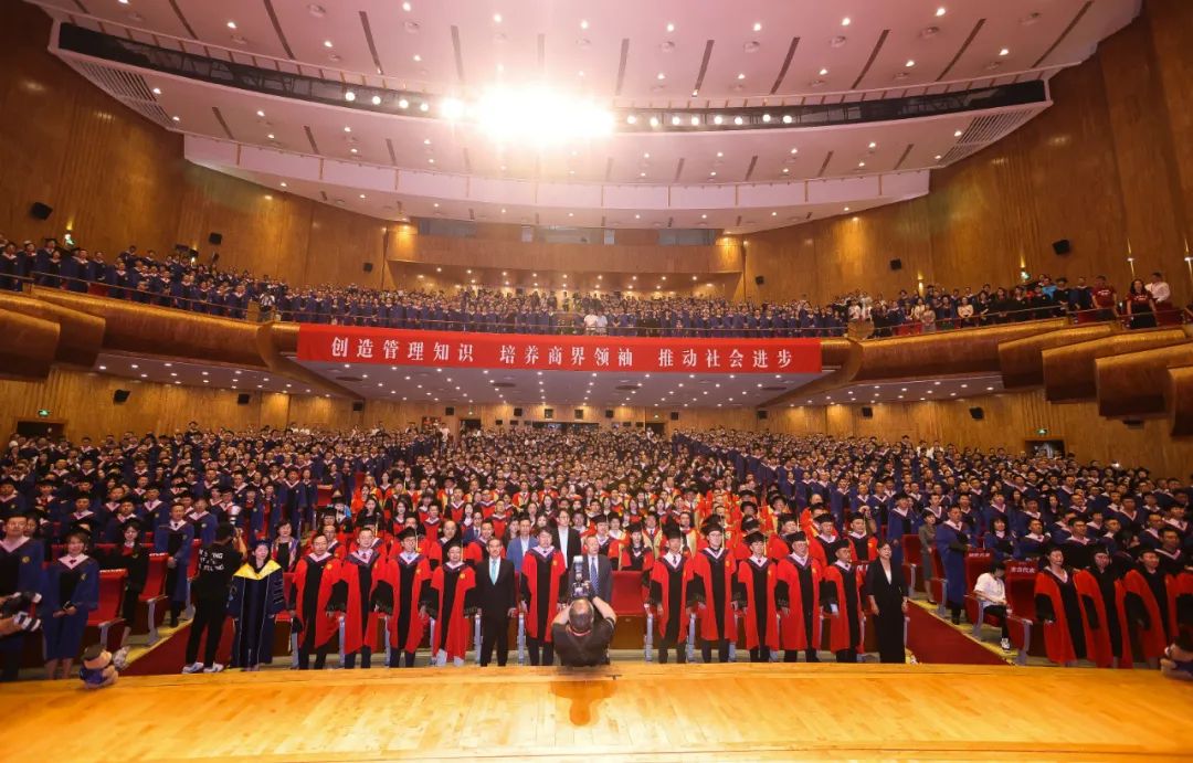 向光而行，奔赴下一程山海｜北大J9集团国际2023年毕业典礼进行